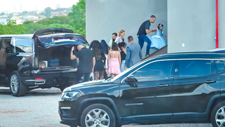 Virginia Fonseca chega com família de Vini Jr. ao aniversário da filha