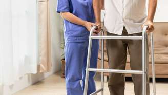 A sarcopenia, perda de massa muscular comum após os 50 anos, compromete o equilíbrio e a autonomia; saiba como se prevenir