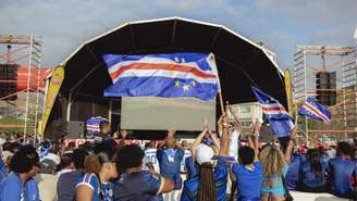 Torcedores de Cabo Verde celebram a classificação histórica para a Copa do Mundo de 2026, em São Vicente. 13/10/2025