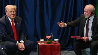 O presidente americano, Donald Trump (à esquerda), e o presidente Lula se encontraram neste domingo (26), em Kuala Lumpur, na Malásia, à margem da cúpula da Associação das Nações do Sudeste Asiático (Asean)