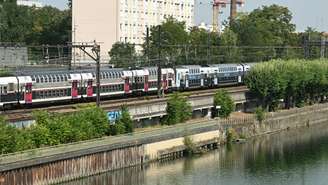 Um dos trens da linha RER C, na altura de Choisy-le-Roi, na grande região parisiense. Imagem de 13 de agosto de 2025.