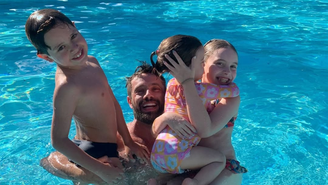 Rafael Cardoso teve dia de piscina ao lado de filhos
