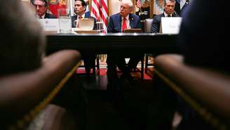 O presidente dos EUA, Donald Trump, ao lado do secretário do Interior, Doug Burgum, do secretário de Estado, Marco Rubio, e do secretário de Defesa, Pete Hegseth, durante uma reunião de gabinete na Casa Branca. Em Washington, em 9 de outubro de 2025.