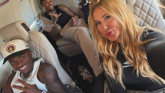 Foto mostra Vini Jr. e Virginia lado a lado em avião