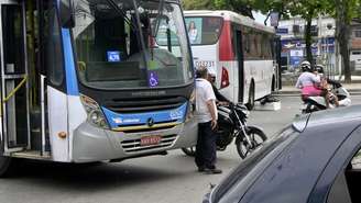 Na tarde de terça, 28, ônibus foram usados para fechar vias da cidade do Rio de Janeiro