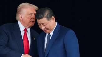O presidente dos Estados Unidos, Donald Trump, e o presidente da China, Xi Jinping, no final de um encontro bilateral à margem da reunião de cúpula da Cooperação Econômica Ásia-Pacífico (APEC), em Busan, Coreia do Sul, em 30 de outubro de 2025.