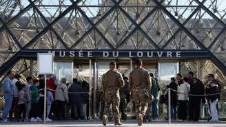 Vários suspeitos detidos após o assalto ao Museu do Louvre, em Paris, foram ouvidos neste sábado (1°) pela Justiça francesa, no âmbito da investigação sobre o roubo das joias de repercussão mundial.