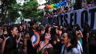 Milhares participam de Orgulho LGBTQ+ em Buenos Aires, no sábado, 1° de novembro de 2025.