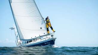 A brasileira Tamara Klink faz a passagem noroeste do Ártico no barco Sardinha II.