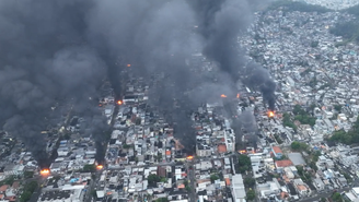 Imagens de drones mostram incêndio provocado por barricadas em megaoperação no RJ