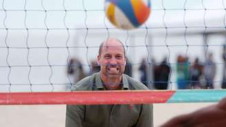 Príncipe William jogando vôlei no RJ