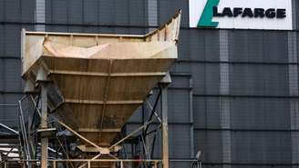 A empresa multinacional francesa Lagarge, fabricante de cimento, e oito de seus ex-executivos começam a ser julgados na França, acusados de terem pagado € 3,1 milhões a grupos jihadistas, incluindo o Estado Islâmico, na Síria, entre 2013 e 2014, para manter suas operações no país.