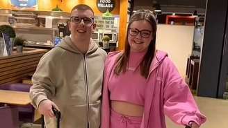 Melissa Doherty (dir.) e o namorado, Adam, fariam viagem pela Ásia, mas jovem teve passagem cancelada por desconhecido