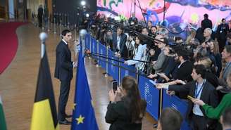 Comissário europeu para Clima, Emissões Zero e Crescimento Sustentável, Wopke Hoekstra faz declaração à imprensa durante reunião do Conselho de Meio Ambiente, em Bruxelas, em 4 de novembro de 2025.