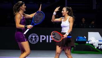 Luisa Stefani de branco e Babos de vinho 