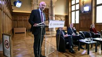 O presidente do Tribunal de Contas da França, Pierre Moscovici, apresenta o relatório do Tribunal sobre o Louvre, em Paris, em 6 de novembro de 2025.