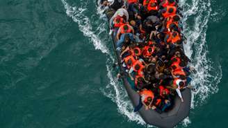 Imagem ilustrativa de uma embarcação transportando migrantes para a Inglaterra no Canal da Mancha, em agosto de 2024.