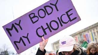Mulher levanta o cartaz "Meu corpo, minha escolha" em protesto pela legalização do aborto em Berlim, Alemanha, em 7 de dezembro de 2024.