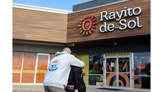 Pais se abraçam do lado de fora da creche e pré-escola Rayito De Sol em Chicago, Illinois, onde professora Colombiana foi presa (5 de novembro de 2025)