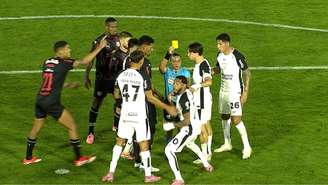 A CBF informou que o VAR checou os dois cartões vermelhos aplicados a José Martínez e Charles no segundo tempo e manteve as decisões de campo da árbitra Edina Alves