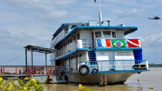 Macron visitou barco ancorado em Belém (PA)