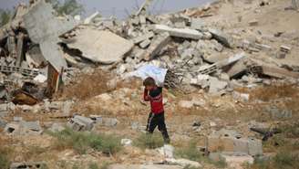 Moradores de Gaza tentam se reconstruir após dois anos de ataques israelenses, mas enfrentam diariamente o risco de bombas não detonadas entre os escombros do enclave. As explosões tardias dos artefatos colocam em risco principalmente as crianças. Imagem ilustrativa no centro da Faixa de Gaza, em 3 de novembro de 2025.