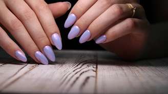 Prazos e adequações: fabricantes e salões têm até 90 dias para retirar os produtos irregulares do mercado e adaptar fórmulas e estoques – depositphotos.com / SmirMaxStock