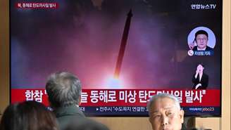 Sul-coreanos assistem na televisão, em uma estação de trem em Seul, a notícia do novo lançamento de míssil balístico pela Coreia do Norte nesta sexta-feira, 7 de novembro de 2025.