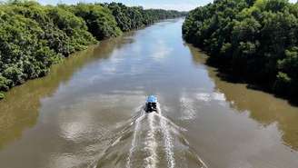 Rio sinuoso cortando as paisagens do Piauí –