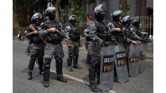 Policiais militares fazem patrulha durante protestos contra operação policial no Rio de Janeiro 