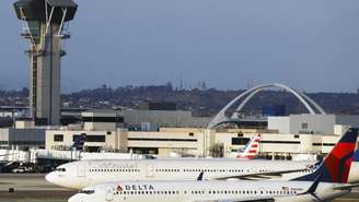 A agência responsável pelo controle aéreo no país determinou a redução do tráfego em 40 dos principais aeroportos do país, levando as companhias aéreas a cancelarem centenas de voos e alterarem horários.