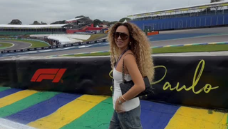 Julia Rodrigues, apontada como affair de Hamilton, marca presença em Interlagos
