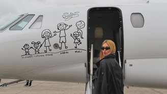 Virginia Fonseca posa em frente a jatinho com desenho de Zé Felipe