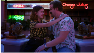 Millie Bobby Brown e David Harbour em Stranger Things