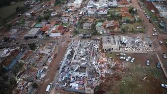 Vista aérea da cidade de Rio Bonito do Iguaçu, Brasil, devastada por um tornado, em 8 de novembro de 2025.