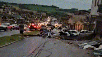 Rio Bonito do Iguaçu (PR) tem área destruída após passagem de fortes ventos na cidade.