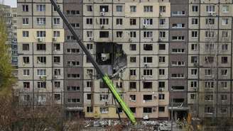 Um prédio de apartamentos foi atacado por um drone russo em Dnipropetrov, na Ucrânia, causando o desabamento de várias unidades residenciais. Em 8 de novembro de 2025.