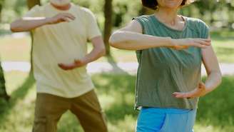 Diferentemente de outras modalidades, o Qigong combina movimentos corporais lentos, posturas estáticas, exercícios respiratórios e meditação, formando um conjunto integrado – depositphotos.com / annas.stills.gmail.com