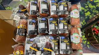 O embutido, feito de carne suína e com diâmetro maior do que o salame comum, é produzido por meio de técnicas de defumação em forno à lenha