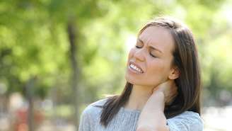 A dor persistente é o sintoma central da fibromialgia, geralmente distribuída por várias regiões do corpo e, muitas vezes, descrita como uma dor difusa, profunda e constante, que pode se intensificar com o toque – depositphotos.com / AntonioGuillemF