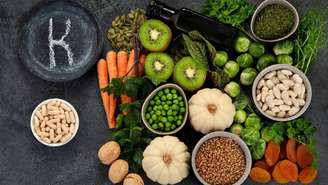 Discreta, mas essencial: a vitamina K fortalece os ossos, regula a coagulação e protege o coração; saiba mais