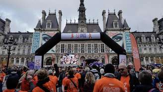 Participantes da Marcha pela Liberdade, em frente à Prefeitura de Paris. Em 9 de novembro de 2025.