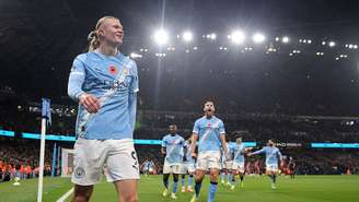 Jogadores do Manchester City comemorando gol sobre o Liverpool