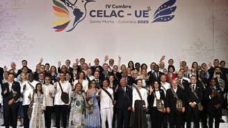 Chefes de Estado e representantes posam para a foto oficial antes da Cúpula CELAC-UE em Santa Marta, Colômbia, em 9 de novembro de 2025.