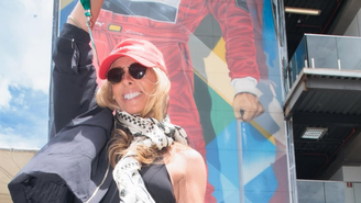 Adriane Galisteu posa em frente a pintura de Ayrton Senna