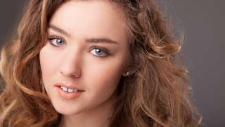 Entre os tratamentos possíveis estão o uso de aparelhos ortodônticos, facetas de porcelana ou resina, restaurações e, em alguns casos, cirurgia do freio labial – depositphotos.com / sandr2002