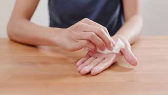 A higiene frequente e o uso de antitranspirantes eficazes podem minimizar odores e desconforto causado pelo suor intenso – depositphotos.com / leungchopan