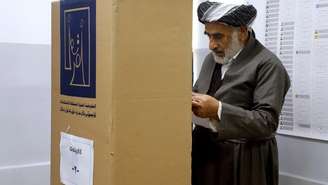 Eleitor curdo vota em uma seção eleitoral na cidade de Sulaimaniyah, no norte do Curdistão iraquiano, durante as eleições parlamentares do Iraque.