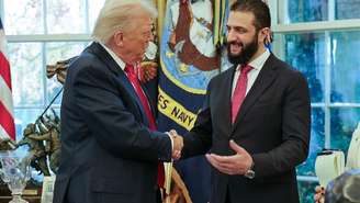 Foto divulgada pela Agência Árabe Síria de Notícias (SANA) em 10 de novembro de 2025 mostra o ex-presidente dos Estados Unidos, Donald Trump (à esquerda), cumprimentando o presidente interino da Síria, Ahmed al-Sharaa, na Casa Branca, em Washington.