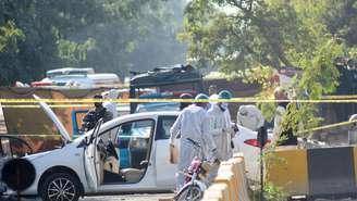 Membros da polícia científica trabalham após uma explosão em frente a um prédio do tribunal em Islamabad, Paquistão, em 11 de novembro de 2025.